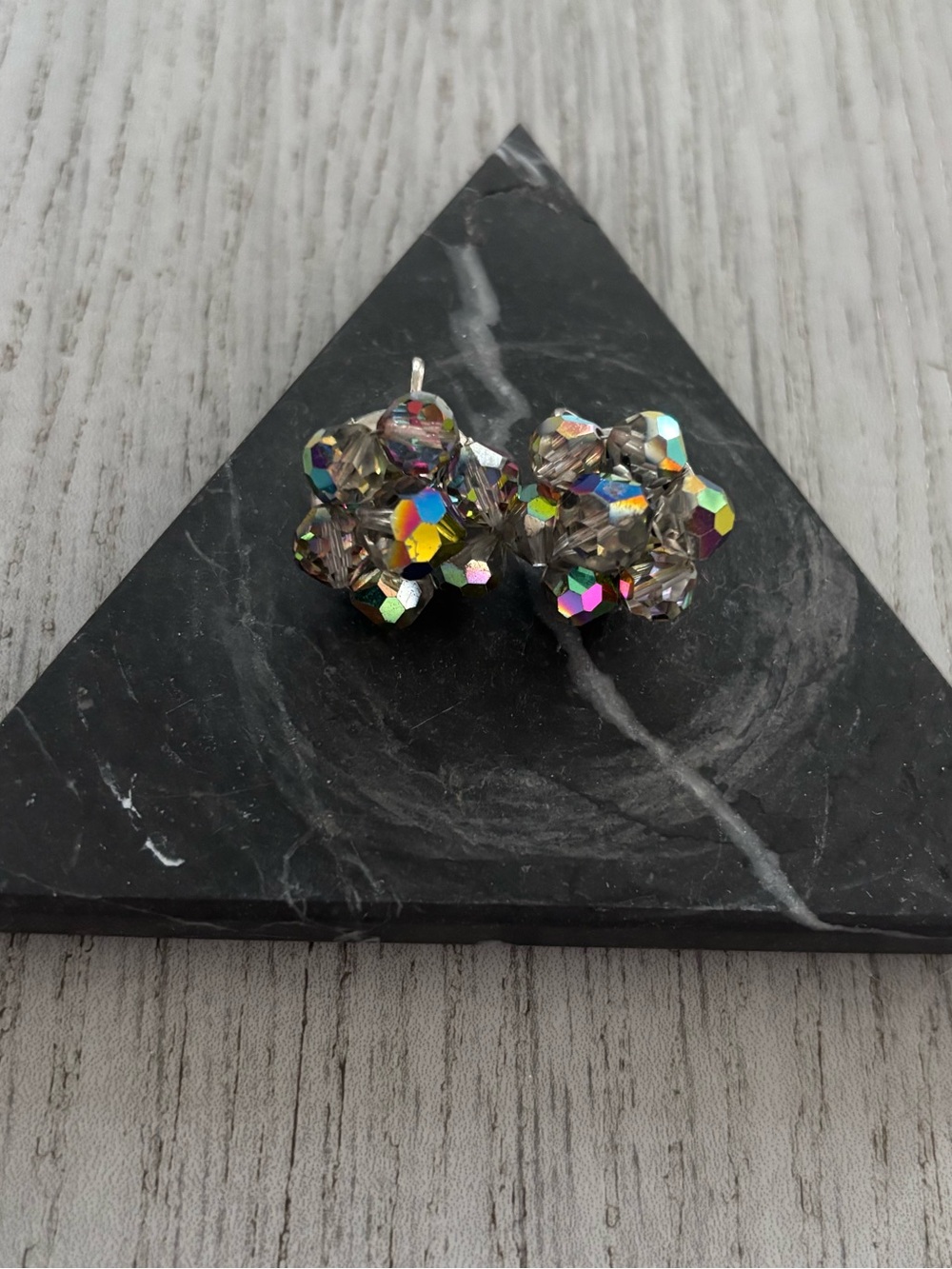 Vintage earrings in gorgeous mid century detail. Clip on in EUC.